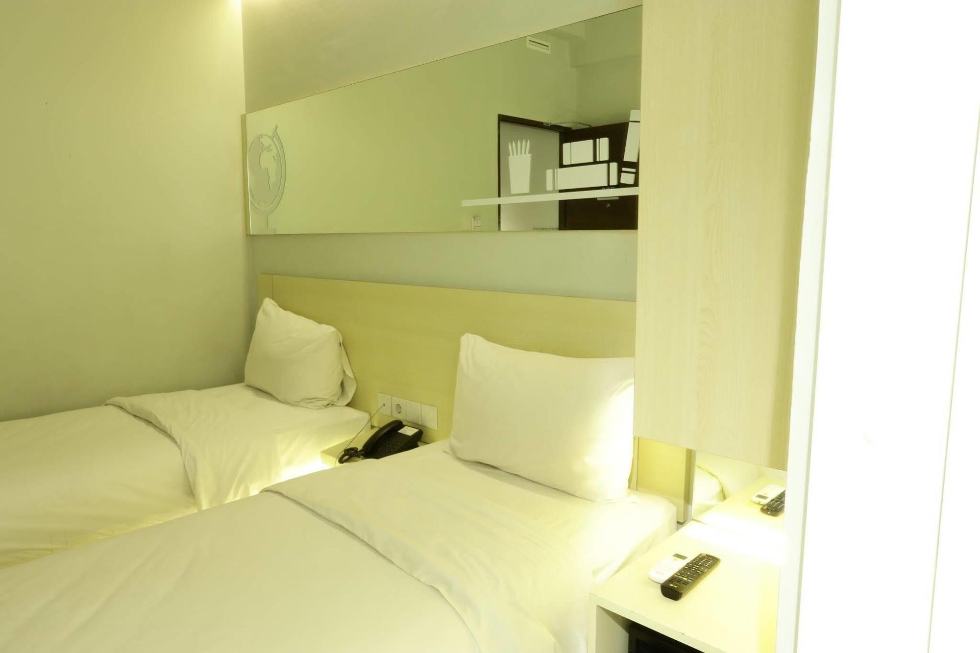 Cleo Hotel Tunjungan Surabaya Exterior photo