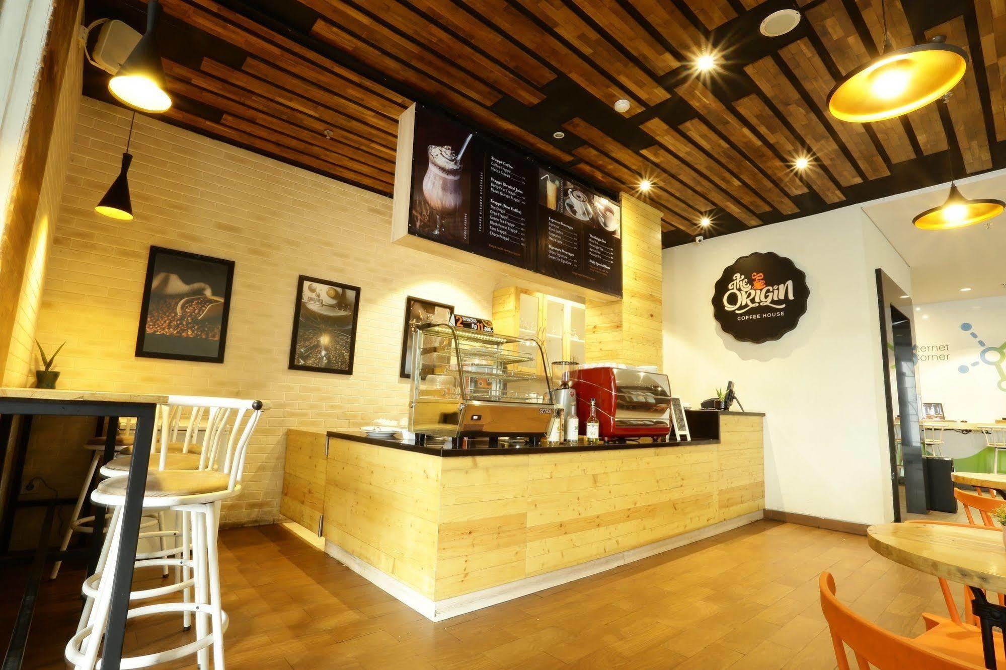 Cleo Hotel Tunjungan Surabaya Exterior photo